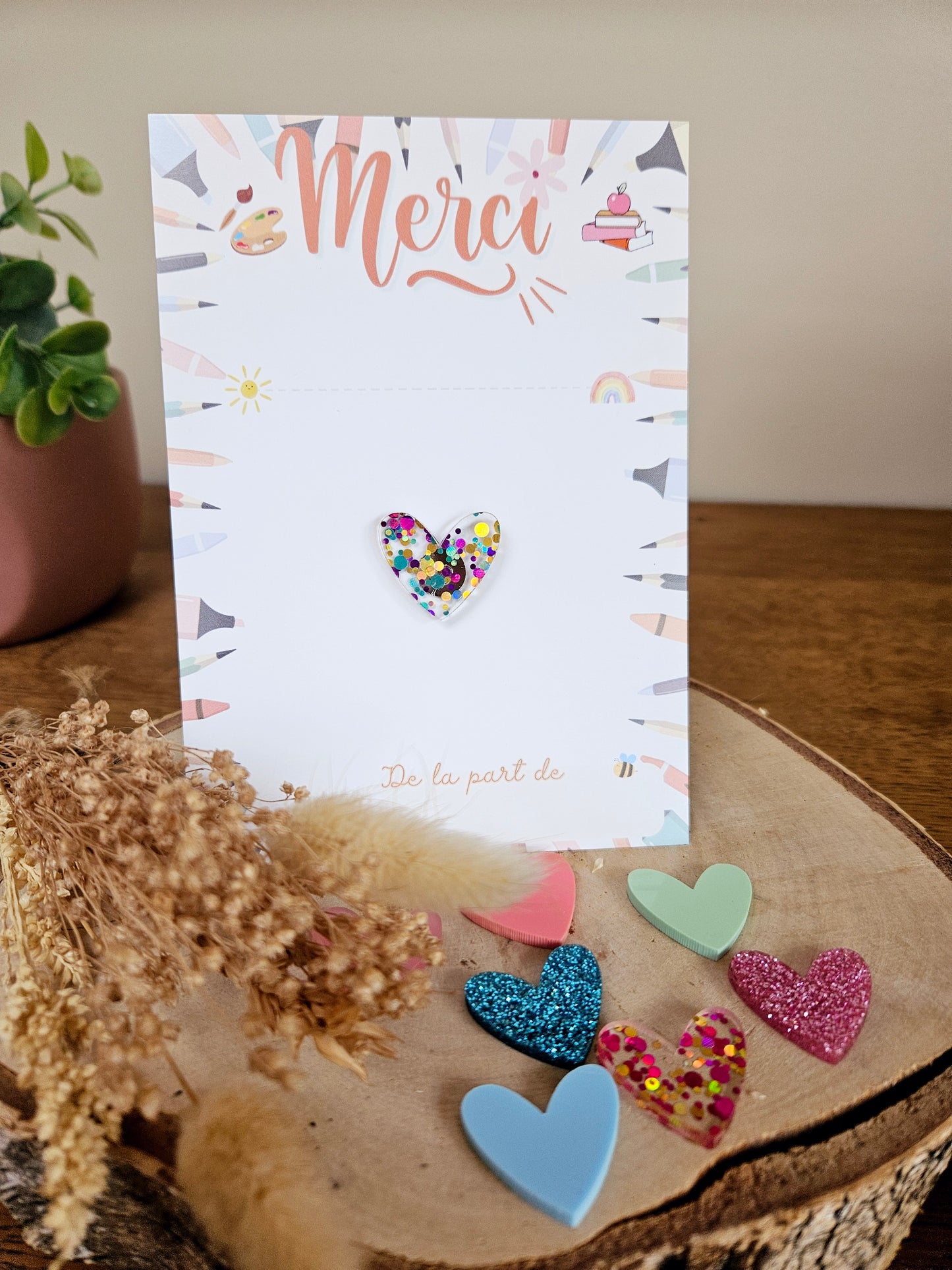 Pin's -coeur ou fleur marguerite -cadeau fin année - maîtresse école atsem nounou aesh avs ..