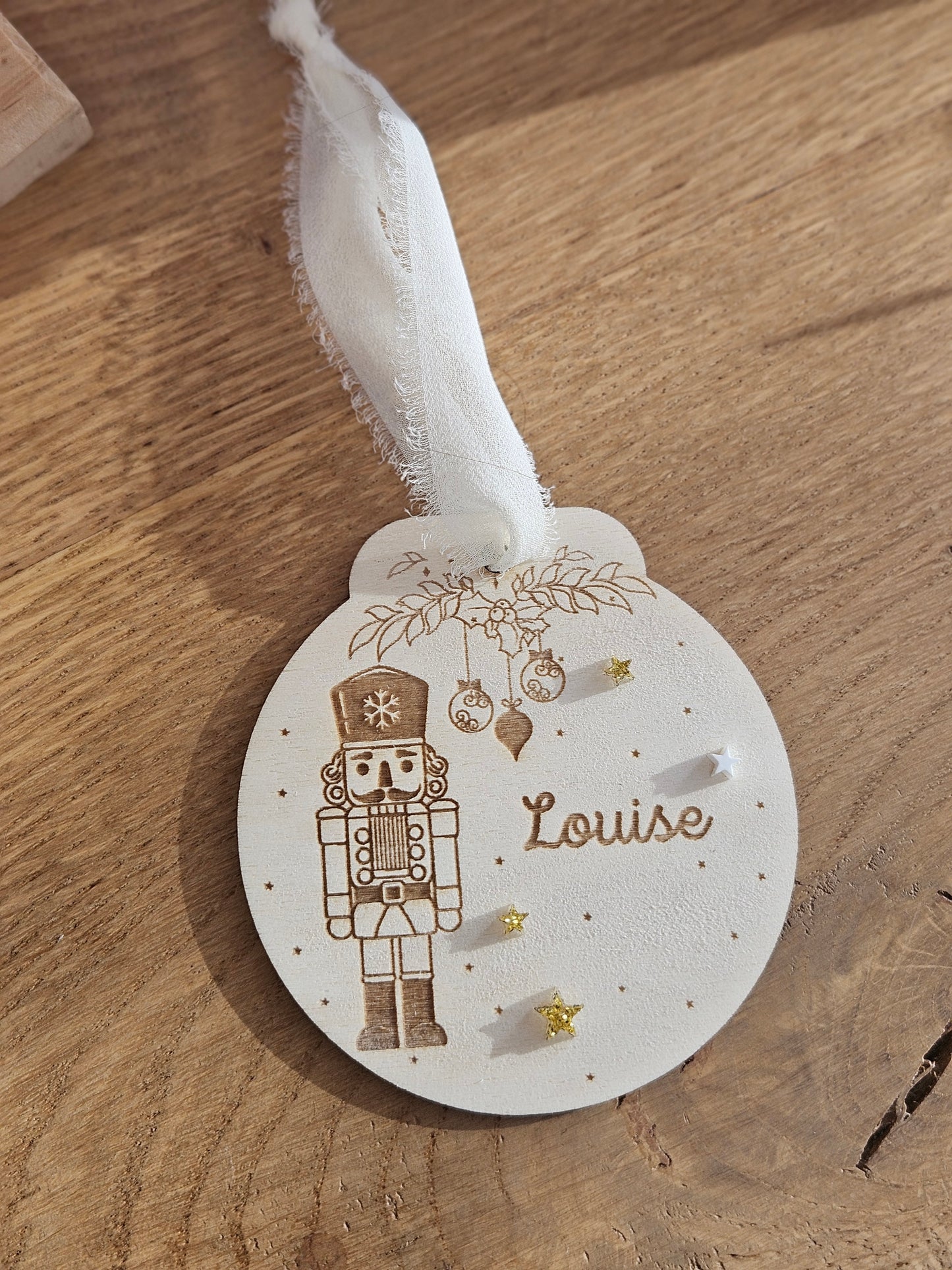Boule de Noël personnalisée | casse noisette et étoiles