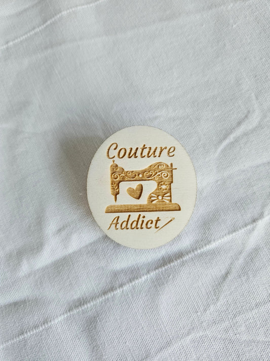 Pin's/ broche / aimant/ couture addict- déco couture - edition limitée -création couture - personnalisé- machine a coudre -