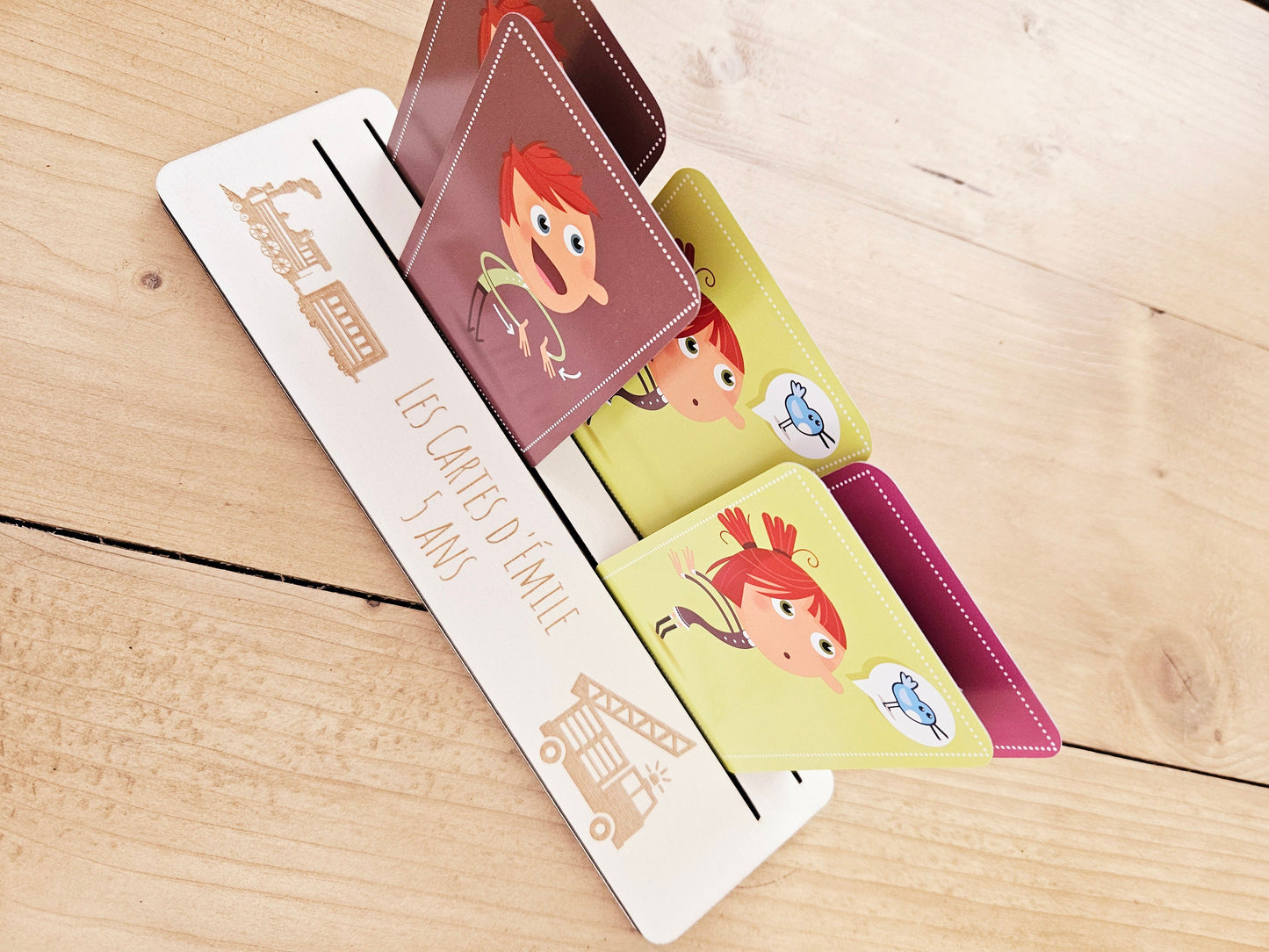 Porte carte / support carte de jeu enfant personnalisé - carte à jouer - autonomie - prénom - pompier train cadeau personnalisé enfant