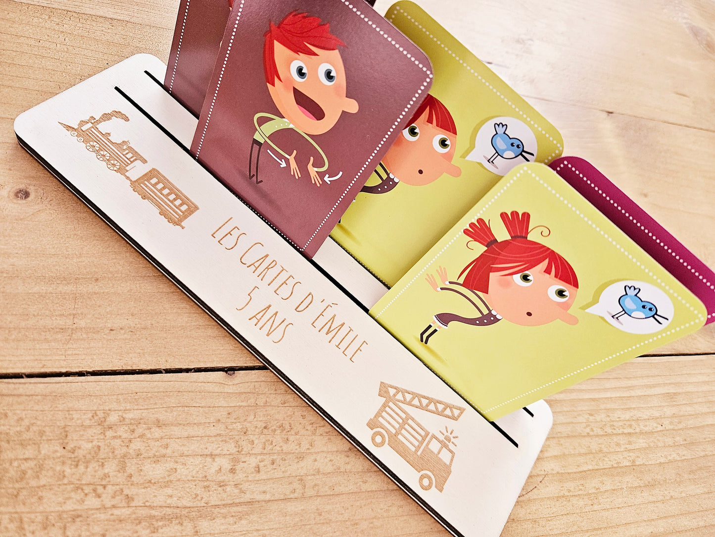 Porte carte / support carte de jeu enfant personnalisé - carte à jouer - autonomie - prénom - pompier train cadeau personnalisé enfant