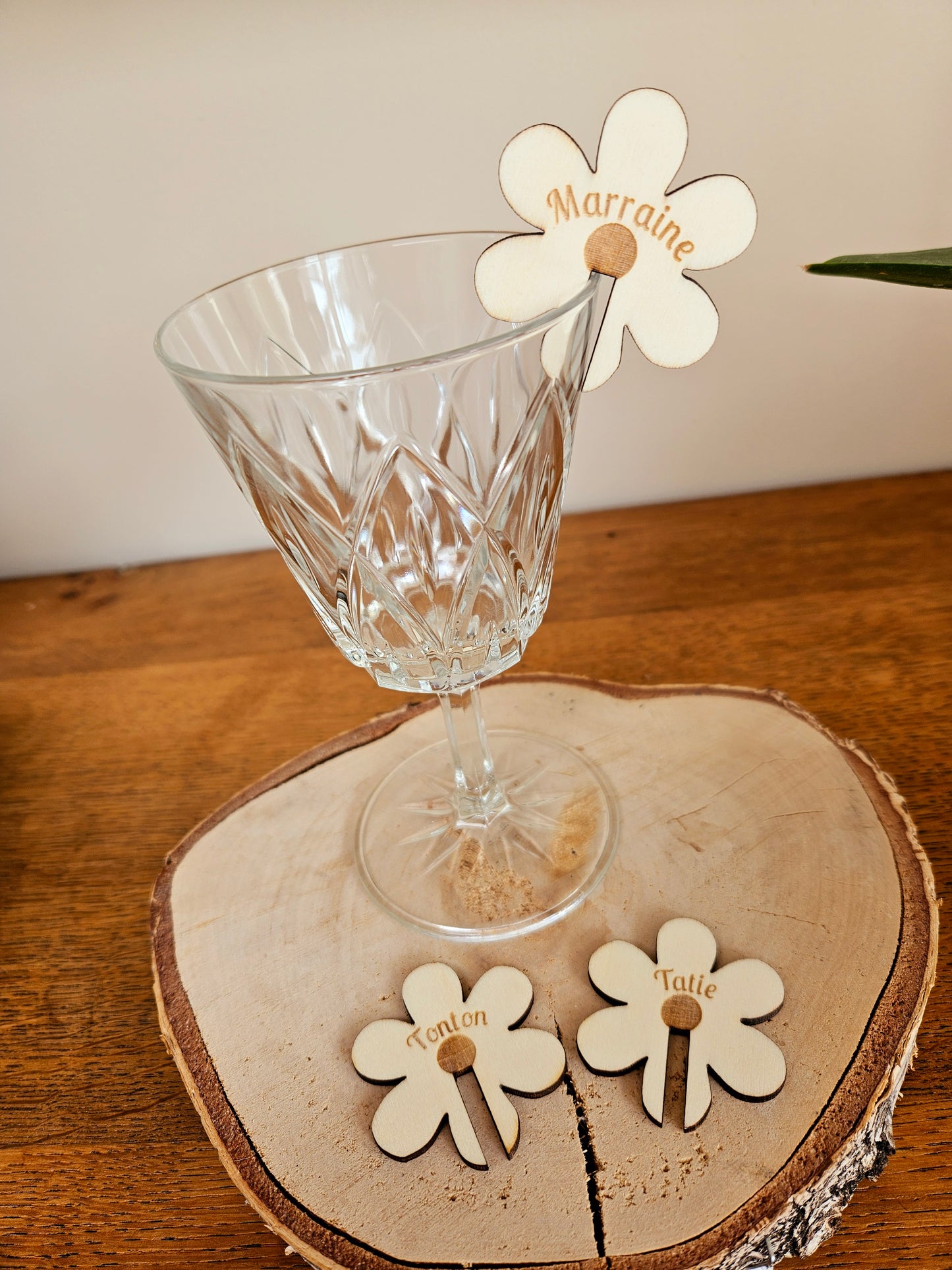 Marque place en bois MARGUERITTE