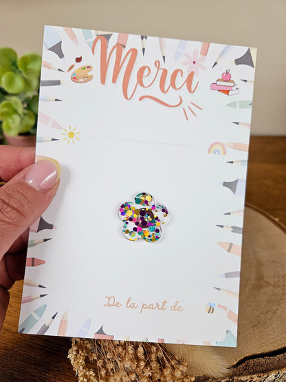 Pin's -coeur ou fleur marguerite -cadeau fin année - maîtresse école atsem nounou aesh avs ..