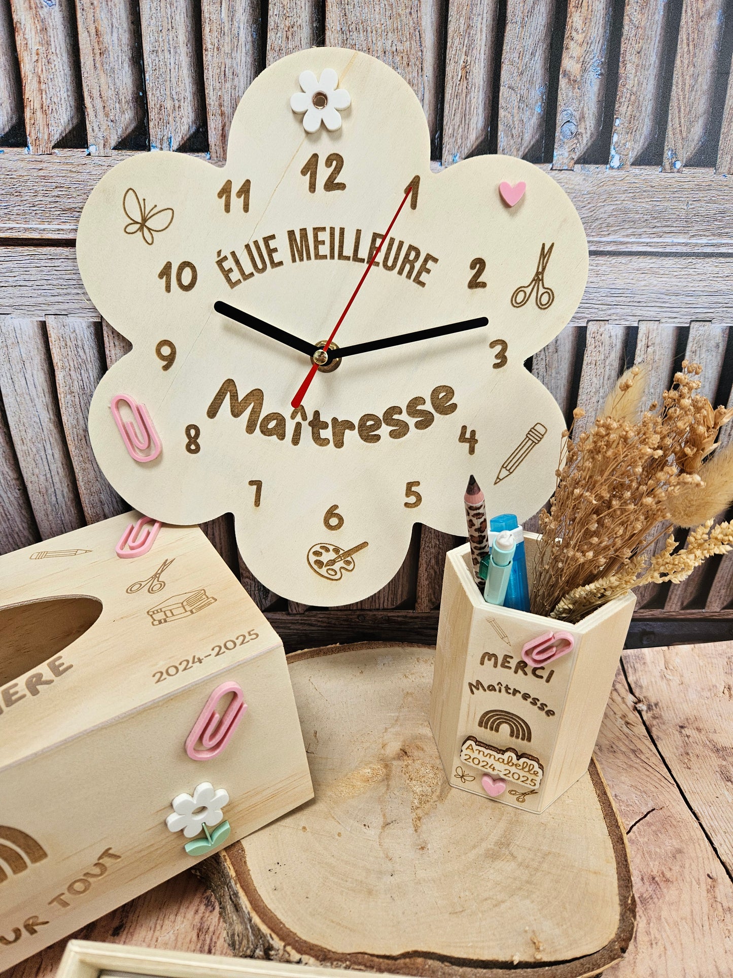 Horloge fleur bois personnalisé / Cadeau Maîtresse atsem nounou maître