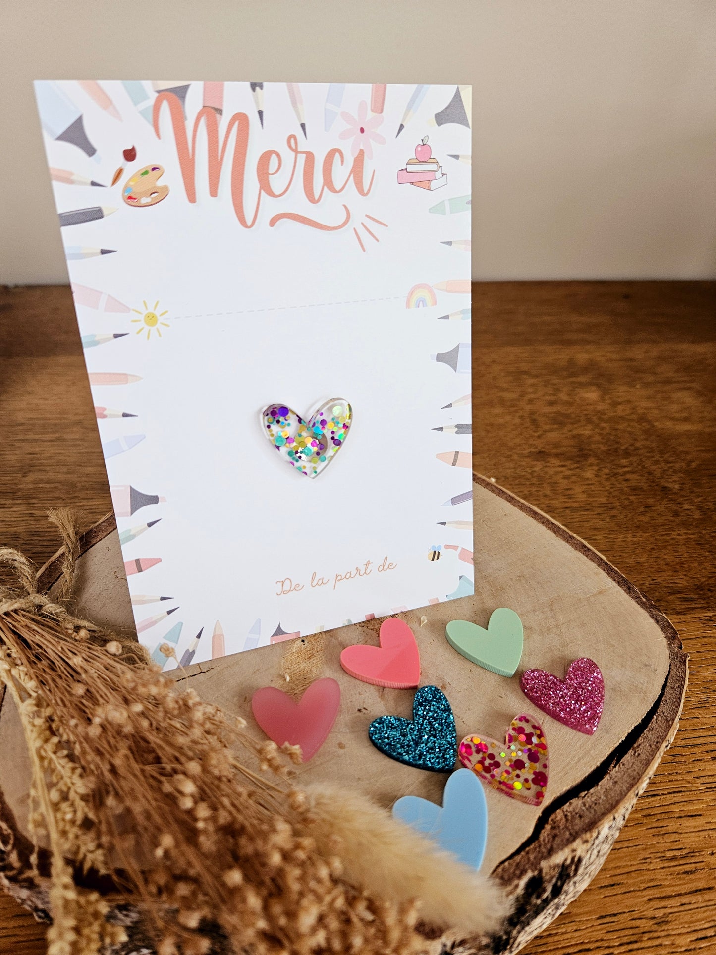 Pin's -coeur ou fleur marguerite -cadeau fin année - maîtresse école atsem nounou aesh avs ..