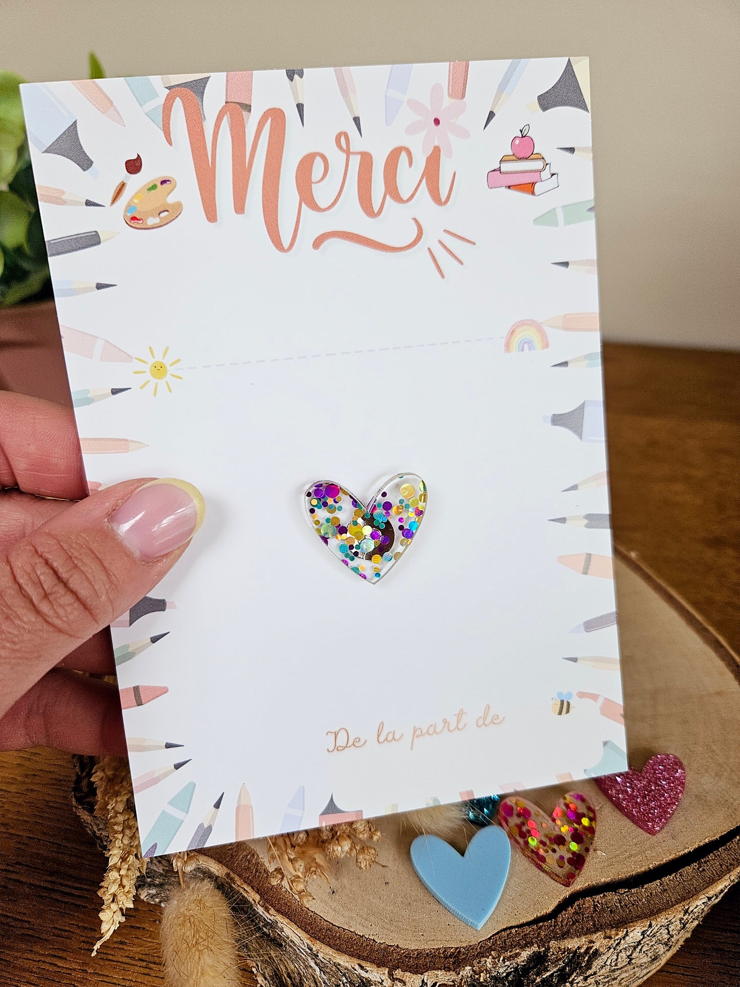 Pin's -coeur ou fleur marguerite -cadeau fin année - maîtresse école atsem nounou aesh avs ..