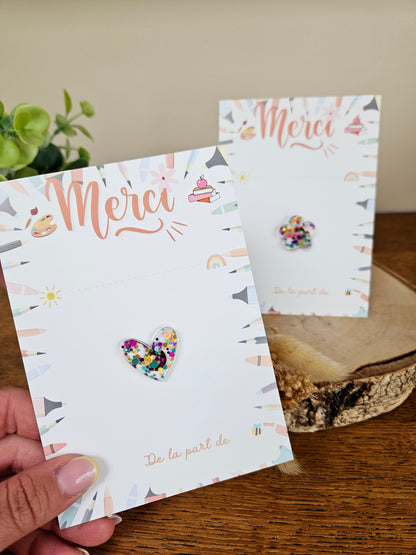 Pin's -coeur ou fleur marguerite -cadeau fin année - maîtresse école atsem nounou aesh avs ..