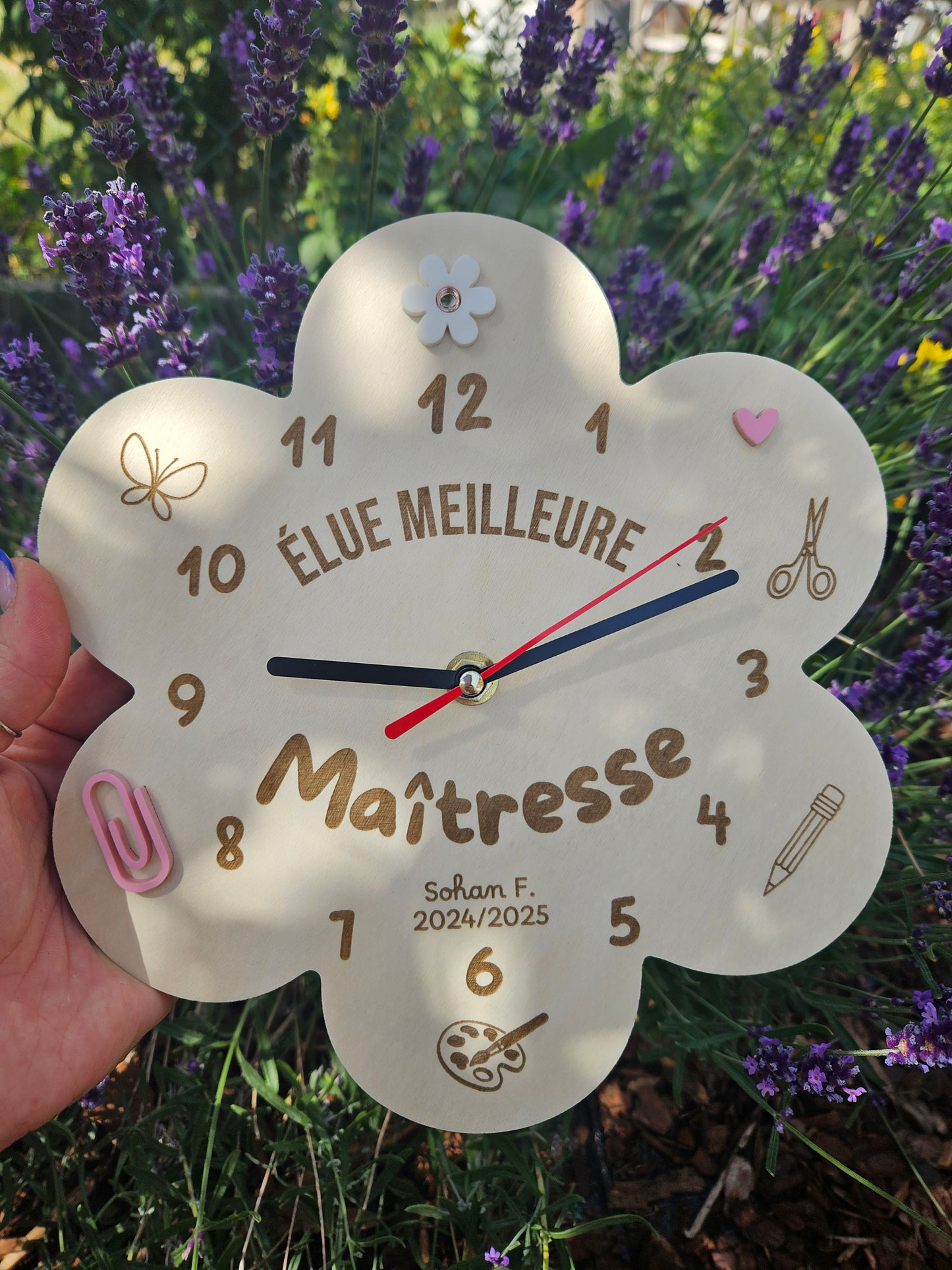 Horloge fleur bois personnalisé / Cadeau Maîtresse atsem nounou maître